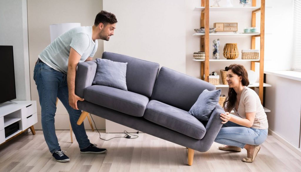 casal-levantando-sofá