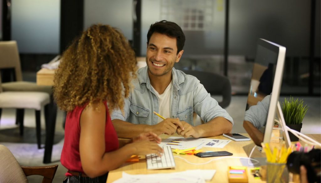 pessoas-conversando-coworking-home office residencial