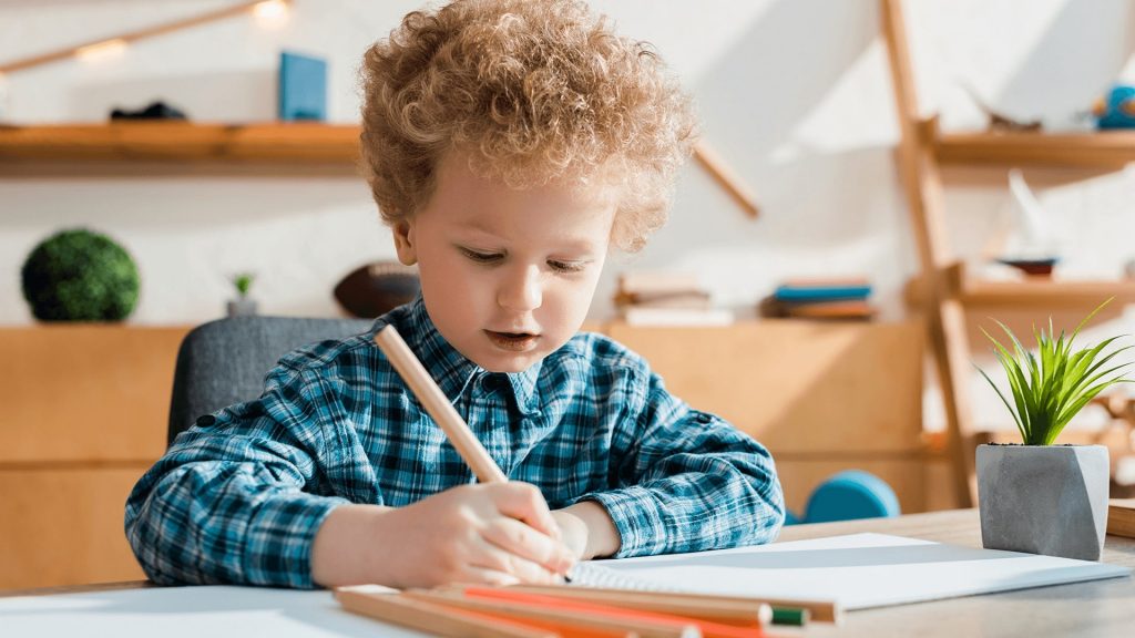 crianca-escrevendo