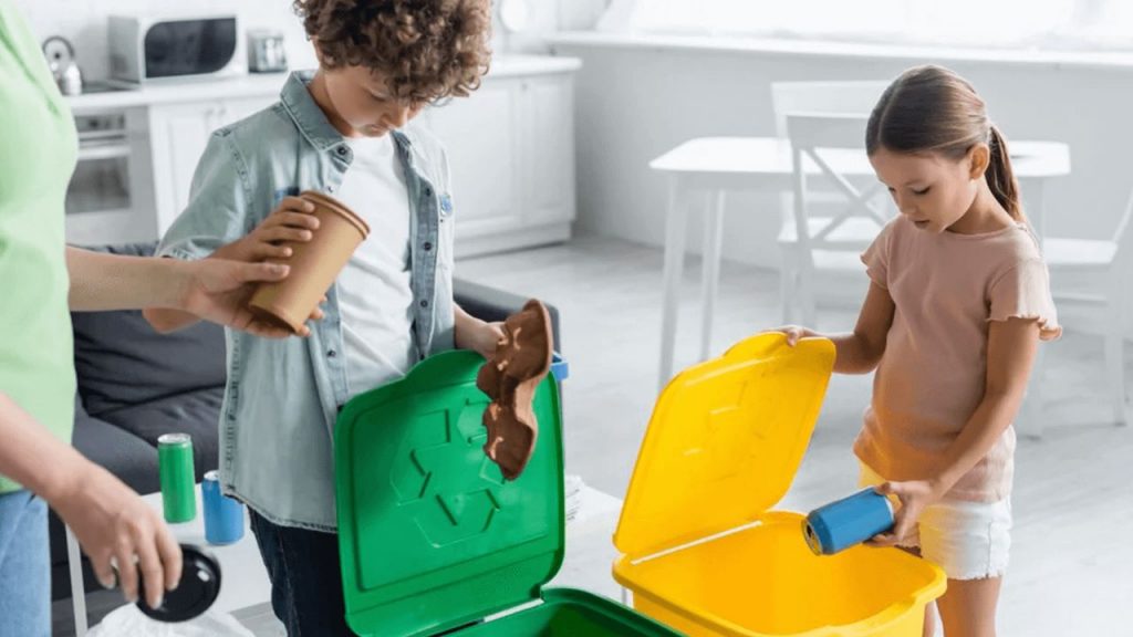 criancas-jogando-lixo