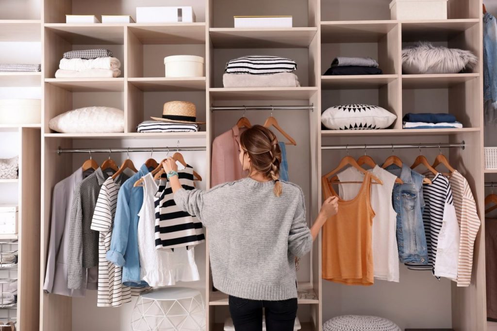mulher-organizando-guarda-roupa
